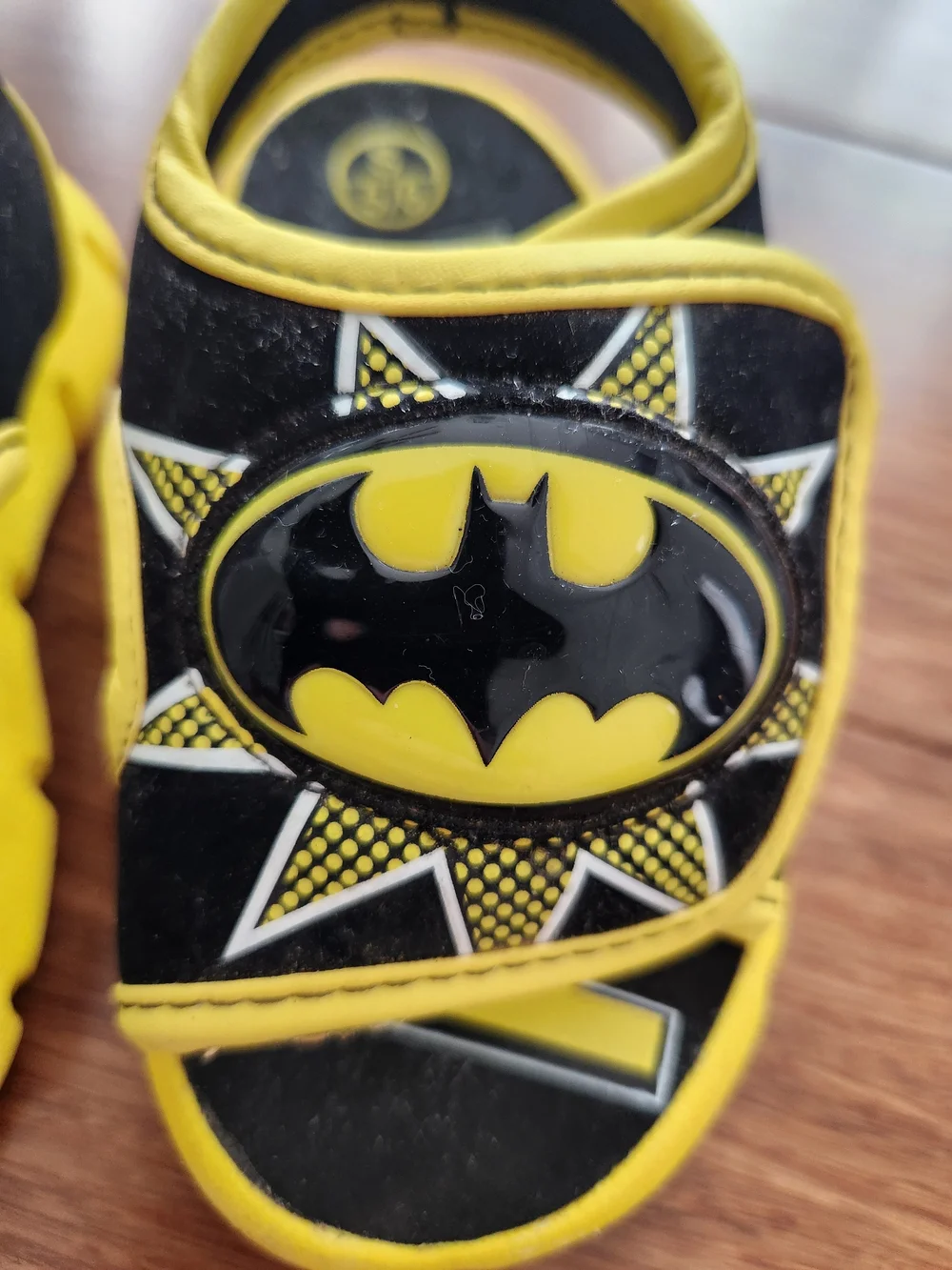 Batman Light Up Kids Yellow and Black Boys Summer Sandals Size 5/6